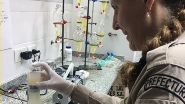 Investigadores de la Prefectura analizaron muestras de agua.