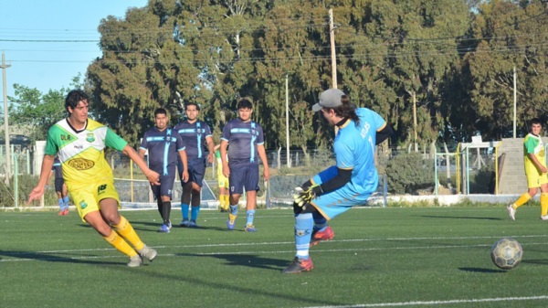 Canario define en uno delos 24 goles de La Ribera. (Foto: Alberto Evans/Jornada).