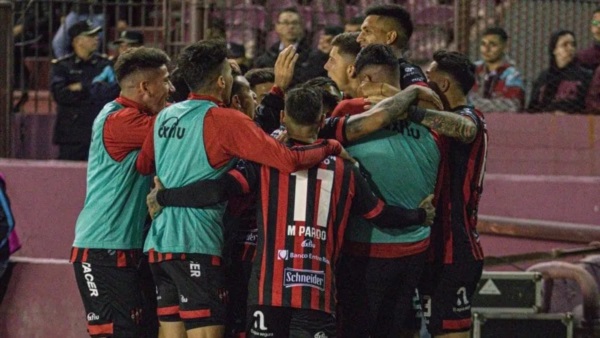 El Patrón estaba obligado a sumar de a tres para no descender y superó a Lanús a domicilio gracias al tanto de Acevedo