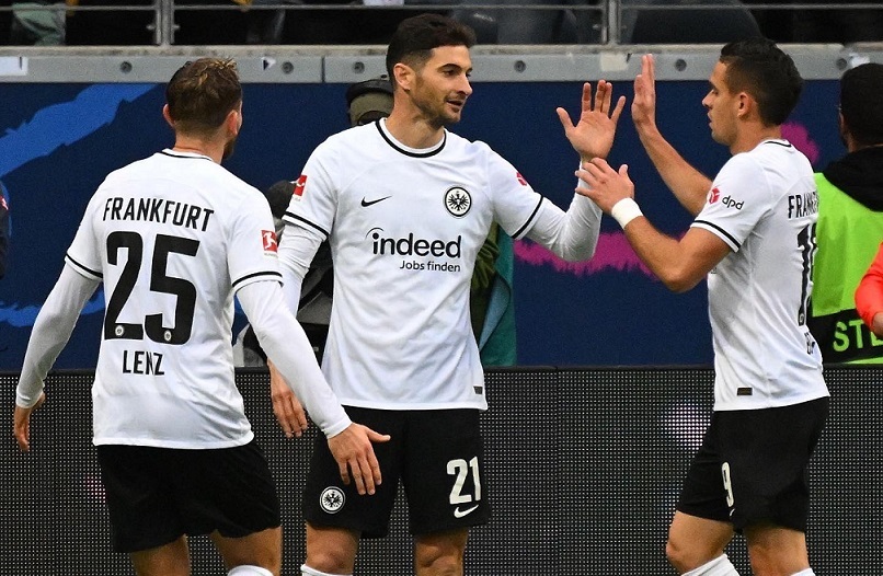 "Pipa" Alario recibió la asistencia de Borré y sentenció el 5-1 de Frankfurt en la Bundesliga.