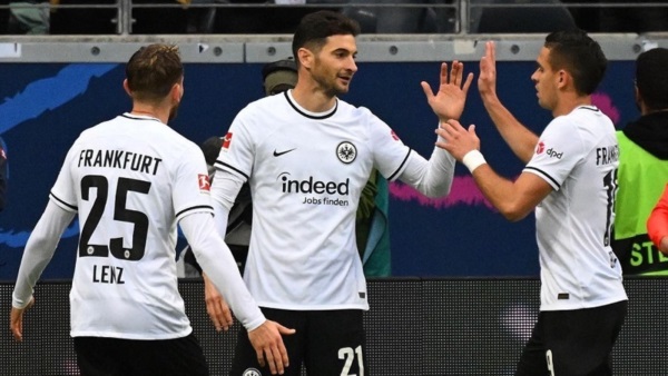 "Pipa" Alario recibió la asistencia de Borré y sentenció el 5-1 de Frankfurt en la Bundesliga.