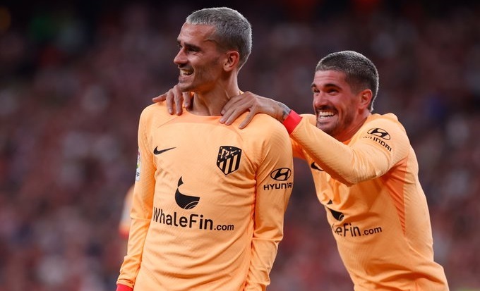 Griezmann marcó su gol número 100 en LaLiga como Atlético de Madrid. Lo festeja con De Paul.