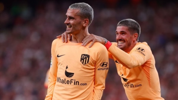 Griezmann marcó su gol número 100 en LaLiga como Atlético de Madrid. Lo festeja con De Paul.