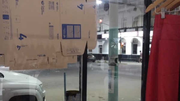 Uno de los vidrios de un comercio fue dañado. Hubo dos demorados.