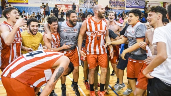 Loco festejo racinguista por el ascenso conseguido en Madryn. (Foto: Mariano Di Giusto/Jornada).
