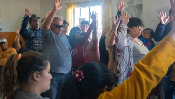 Manos arriba. La asamblea de vecinos que decidió consolidar el proceso electoral en el populoso barrio. 