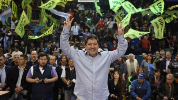 Dedos en V. El “Conejo” Silva durante una de las habituales convocatorias del gremio en el sur petrolero.
