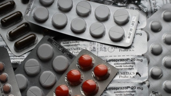 Precio oro. Según un relevamiento, a un paciente argentino le cuesta 387%  más comprar un ibuprofeno de 600 mg que a un estadounidense. O 249% más por una aspirina de 500 mg.