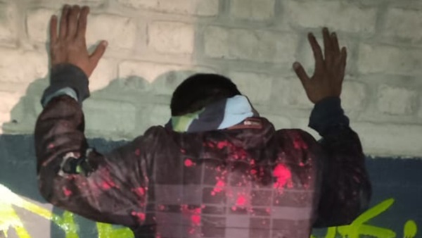 Al palparlos, a los sujetos le hallaron tres municiones y un cuchillo.