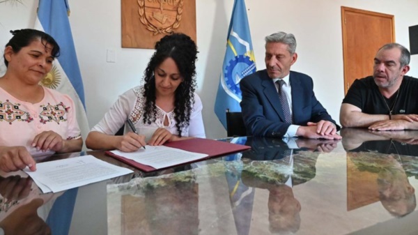 Acuerdo. Las mujeres que conducen la Asociación rubricaron un convenio por 5 años que las ayuda mucho.
