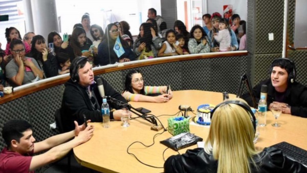 La ñata contra el vidrio. Una postal de lo que fue la presentación de Yhosva en la emisora municipal de Trelew.