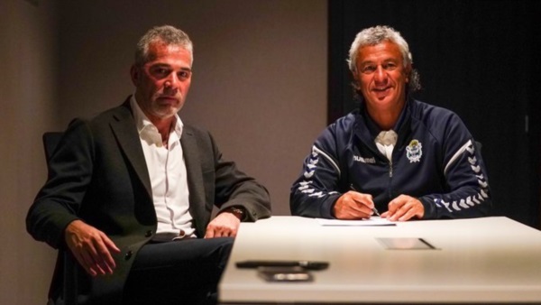 Pipo Gorosito firmó junto al presidente Gabriel Pellegrino la renovación de su contrato en Gimnasia.