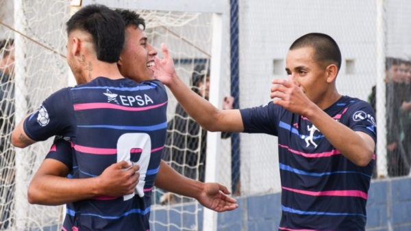 El abrazo de los chicos de Brown por una nueva victoria. (Foto: Mariano Di Giusto/Jornada).