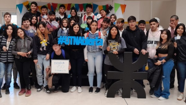 Interés. Los jóvenes conocieron las carreras que tienen a disposición para sus estudios el año que viene. 