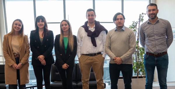 Santiago Yanotti junto a las autoridades de la Cooperativa de Comodoro Rivadavia. Fuertes vínculos.