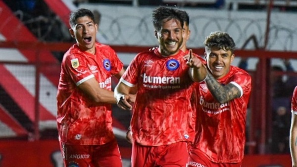 Kevin MacAllister y Gastón Verón marcaron los goles del triunfo. 