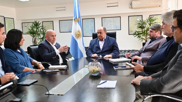 Gestión. Sastre con los funcionarios nacionales.