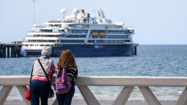 El Crucero llega por primera vez a Madryn. Proviene de Montevideo con 67 pasajeros y 101 tripulantes. 