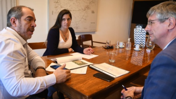 Tres propuestas. El intendente y el ministro buscan acordar una propuesta para ejecutar establecimientos. 