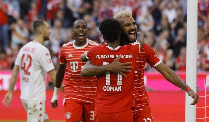 Bayern Munich no le tuvo piedad al Mainz 05. Choupo Moting marcó el último. Se abraza con Coman.