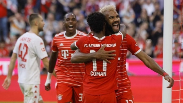 Bayern Munich no le tuvo piedad al Mainz 05. Choupo Moting marcó el último. Se abraza con Coman.