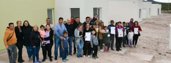 Seis familias de Telsen recibieron ayer las llaves de sus viviendas. por el gobierno, asistió Ivana Papaianni. 