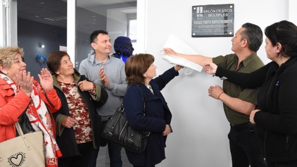 El emotivo momento en que se descubrió la plaqueta que lleva el nombre de Ángel Tirso Chiquichano.
