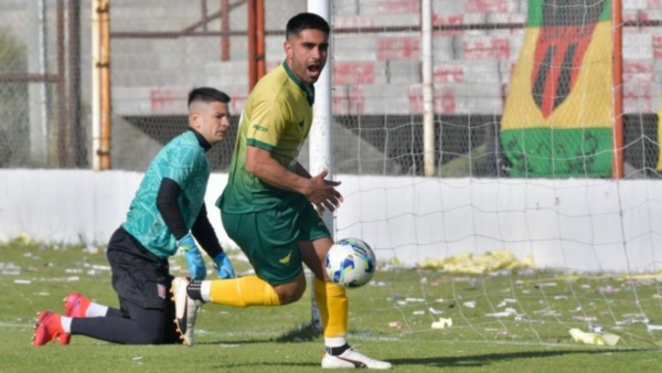 Agustín Siden convirtió de penal el único gol del primer tiempo. Foto: Daniel Feldman. 
