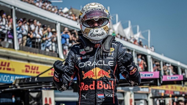 Es el primer piloto en toda la historia de F1 en lograr 14 victorias en una temporada.