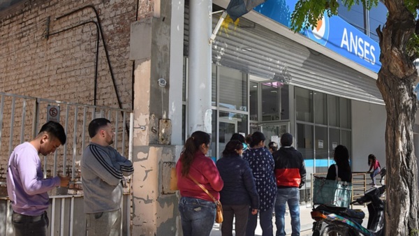 Necesidad. Una postal de los vecinos que se siguen anotando para recibir el bono de $ 45 mil en dos cuotas.