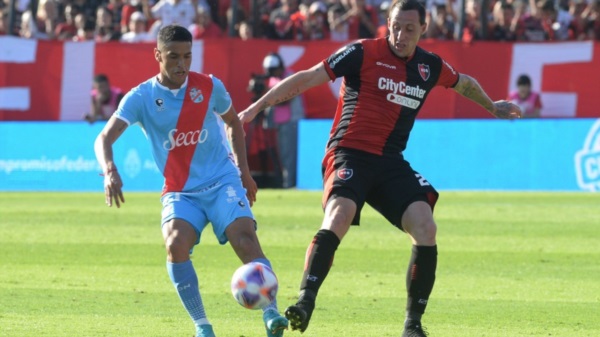 Buen partido de Cristian Lema, impasable por arriba.