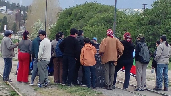 Integrantes de la comunidad mapuche impidieron el paso del tren.
