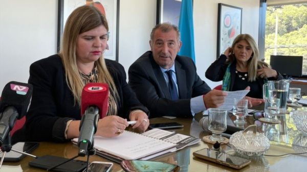 Conferencia. Desde la izquierda, Camila Banfi y Daniel Báez, del STJ, junto con Adriana Villani, del TEP.