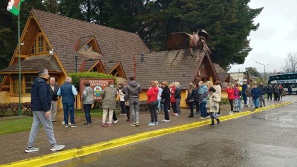 DRagón famoso. Trevelin luce con muchos turistas que se acercan a la oficina municipal para orientarse.