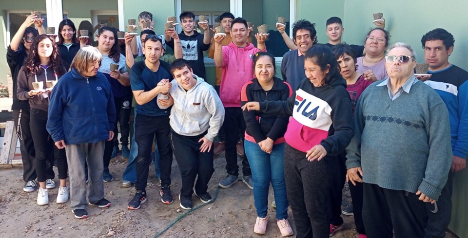 Los alumnos de 5º año 2ª división del turno tarde de esa escuela visitan cada miércoles el Centro de Día.