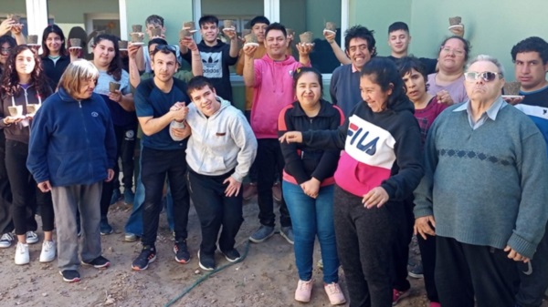 Los alumnos de 5º año 2ª división del turno tarde de esa escuela visitan cada miércoles el Centro de Día.