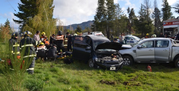 Cuatro personas al Hospital tras un fuerte impacto entre dos vehículos en Las Golondrinas sobre ruta 40.