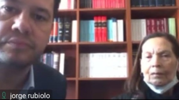 Ida Sepúlveda junto a su defensor propone un acuerdo judicial.