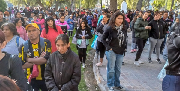 Padres autoconvocados de Puerto Madryn se reunieron en Plaza San Martín para entregar un petitorio.