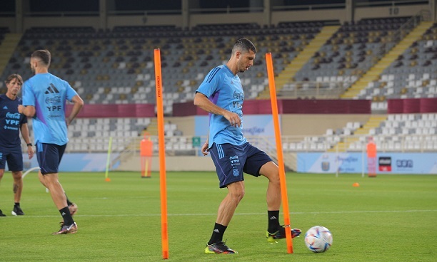 Pezzella, Guido Rodríguez y Armani se entrenaron en Abu Dhabi pensando en el Mundial.