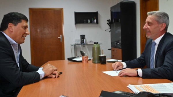 Cara a cara. El gobernador con su nuevo ministro de Familia, Luis Aguilera. Asume mañana.