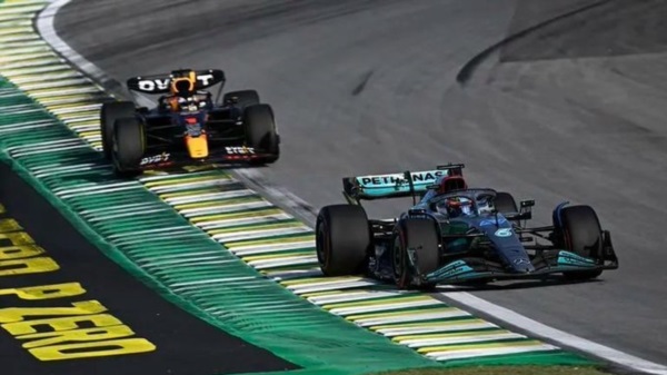 George Russell fue el ganador, seguido por Carlos Sainz (penalizado, largará desde la séptima posición) y Lewis Hamilton.