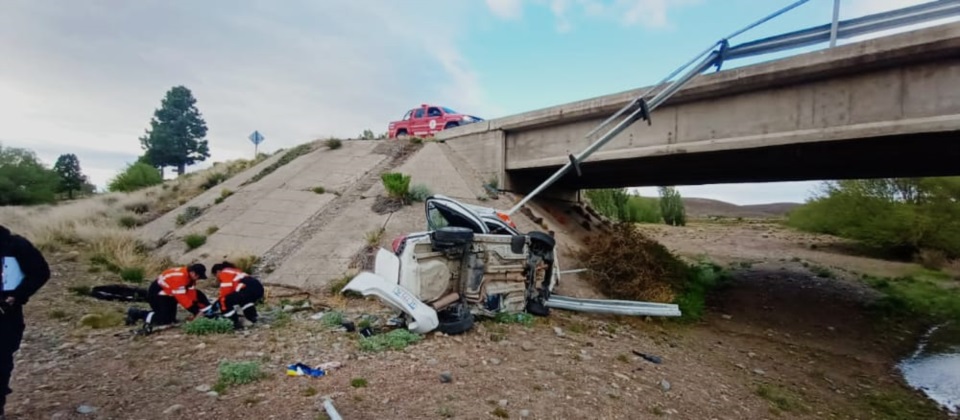 Un turista muerto y dos heridos muy graves al caer de un puente