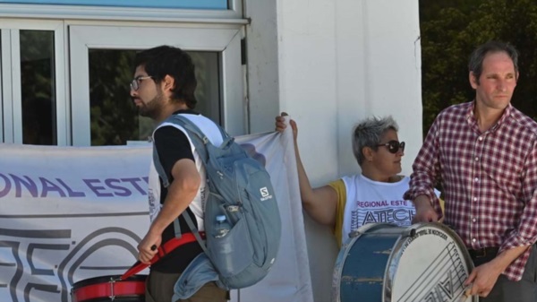 Pocos. Murphy con un bombo en las puertas de Economía en Rawson pidiendo por una respuesta oficial. 