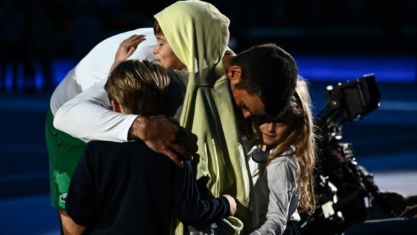 El abrazo entre ???? Djokovic y sus hijos tras el triunfo en Turín.