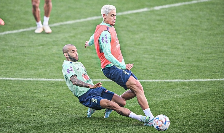 Dani Alves fue un crack, pero ya lleva varios años jugando en un muy bajo rendimiento. Generó mucha polémica su convocatoria, una gran mayoría de brasileños no lo quería en Qatar.