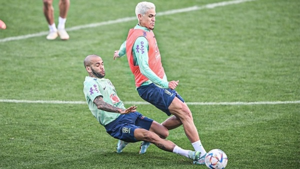 Dani Alves fue un crack, pero ya lleva varios años jugando en un muy bajo rendimiento. Generó mucha polémica su convocatoria, una gran mayoría de brasileños no lo quería en Qatar. 