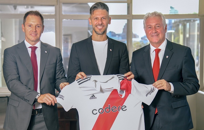 Demichelis firmó su contrato acompañado por el presidente Jorge Brito y el vicepresidente Patanián.