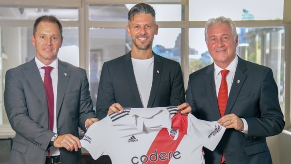 Demichelis firmó su contrato acompañado por el presidente Jorge Brito y el vicepresidente Patanián.