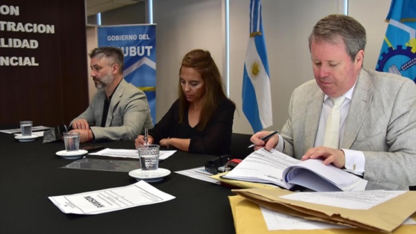 Serios. Una postal de la apertura de las ofertas para mejorar la Escuela 182 de barrio Don Bosco de Trelew.